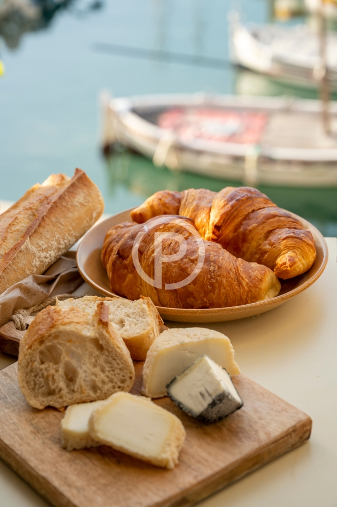 Croissant und leckerer Käse serviert im Galeriebereich